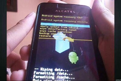 Teléfono Alcatel que muestra opciones de recuperación del sistema Android, incluido el restablecimiento de fábrica.
