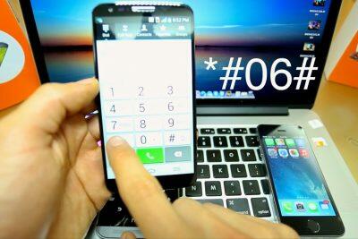 Manos marcando *#06# en un teléfono HTC para encontrar el IMEI. Desbloqueo de un teléfono HTC.