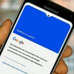 Teléfono inteligente que muestra la pantalla de verificación de la cuenta de Google y solicita un correo electrónico o un número de teléfono para desbloquear el dispositivo.