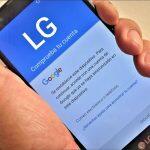 La pantalla del teléfono LG muestra "Comprueba tu cuenta" y el mensaje de inicio de sesión de Google. Eliminando la cuenta de Google.