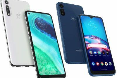 Tres teléfonos Motorola: uno blanco, uno azul y uno azul con pantalla que muestra la hora 11:35.