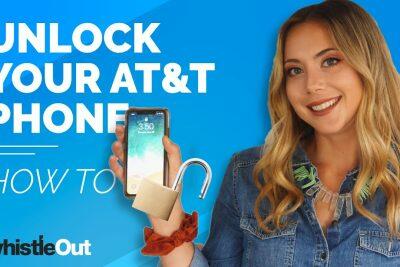 Mujer con un teléfono AT&T desbloqueado y el candado abierto. Desbloquea tu teléfono AT&T.